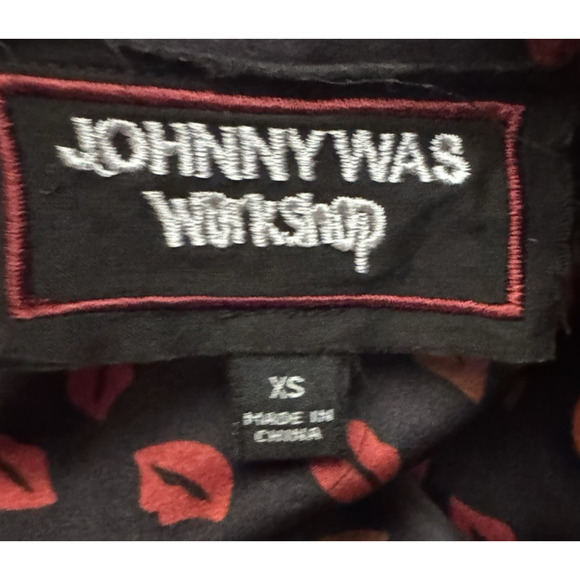 Johnny Was Amora Boxy Charmeuse Shirt Black Lips Print Silk Size XS(flaw) - Picture 10 of 10